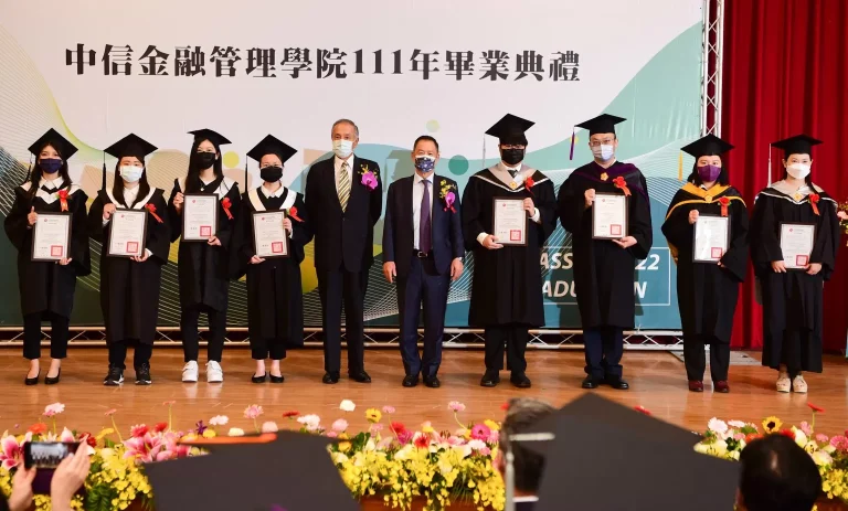 中信金融管理學院 董事長馮寄台左五和中國信託銀行董事長利明献右五出席中金院畢業