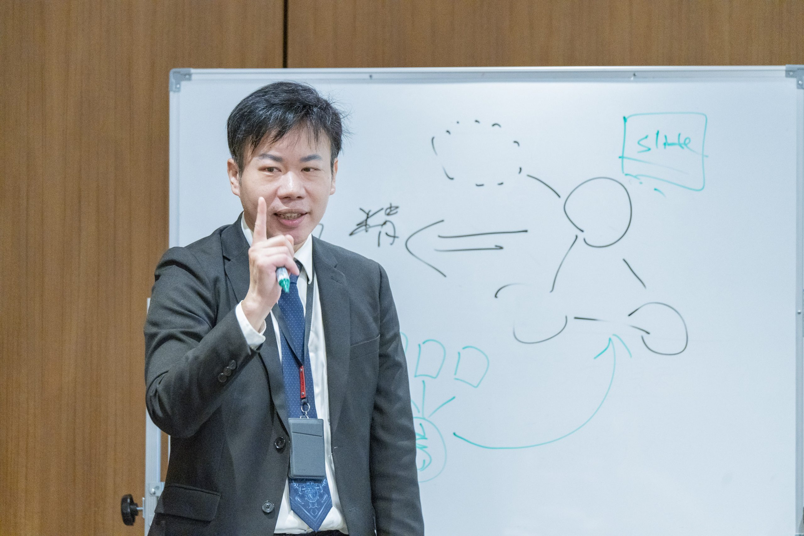 教授針對同學們的發表提出建議
