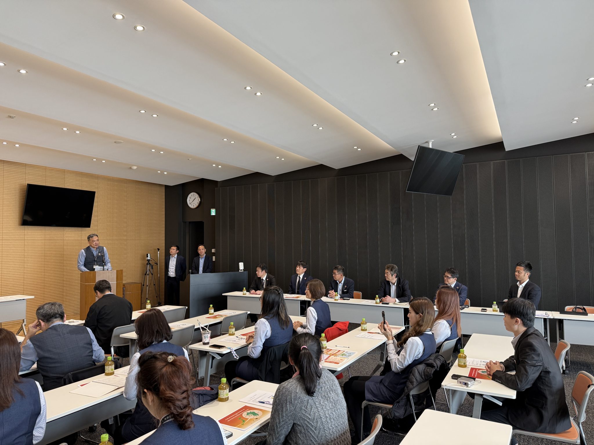 謝建達專訪|企業包班×在職專班×日本商戰沉浸式學習 北投區農會學員在 中信金融管理學院 企業包班 在職專班 課程中上台發表提案,接受評委提問與同學攻防,培養批判思考與提案能力,展現高等教育的實戰精神