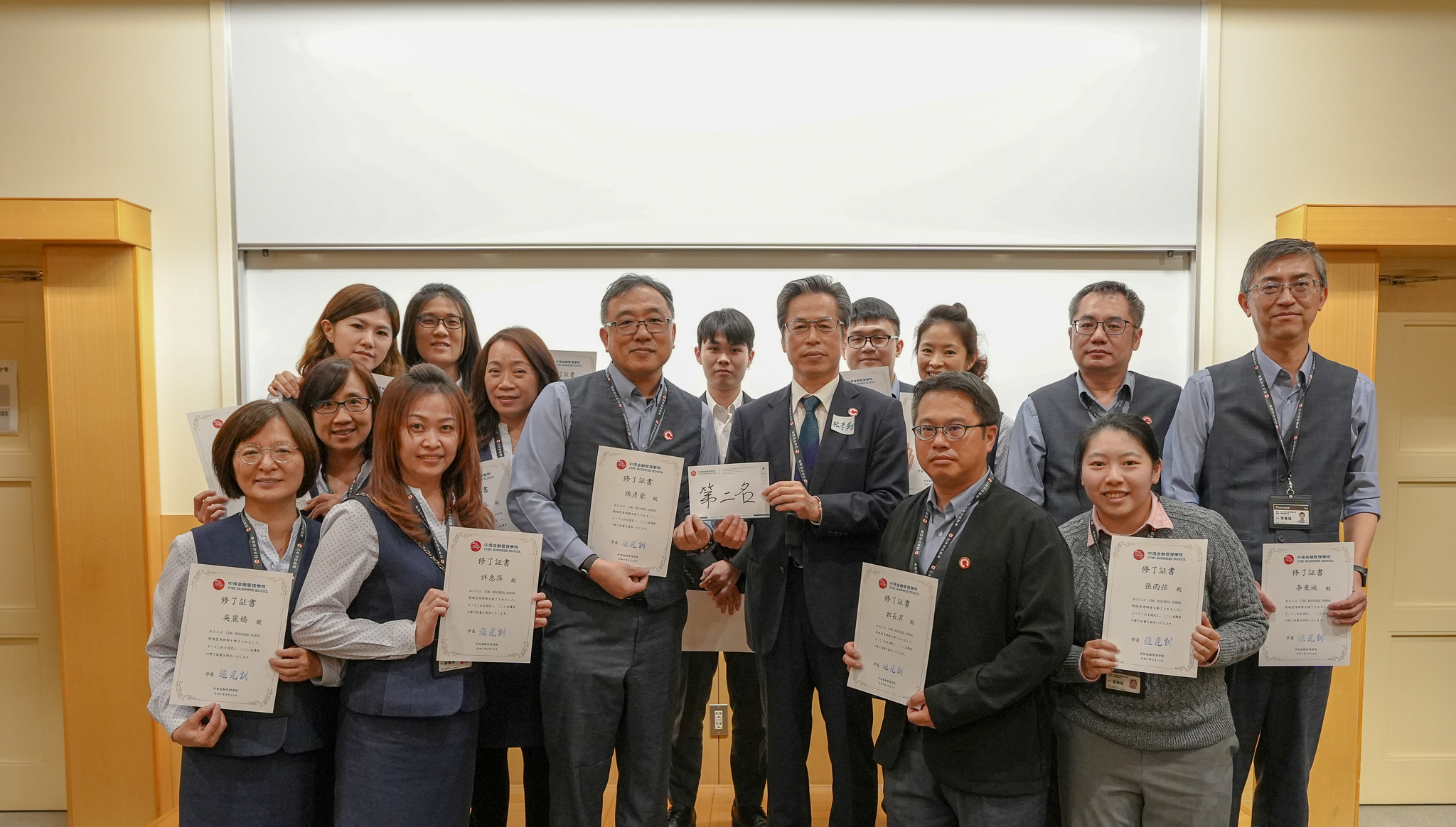 謝建達專訪|企業包班×在職專班×日本商戰沉浸式學習 北投區農會學員完成 中信金融管理學院 企業包班 在職專班 結訓,榮獲優秀成績並合影留念,展現 EMBA 式培訓與 日本商戰沉浸式學習 成果