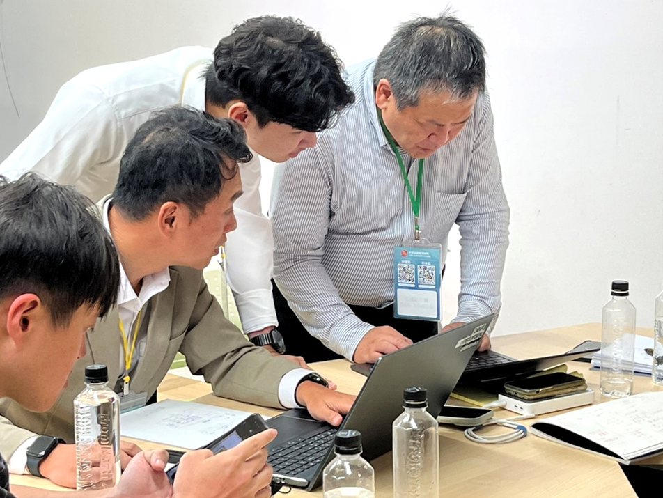 面對短時間構思商業模式的挑戰，台日同學們積極交流、迅速討論，共同完成提案