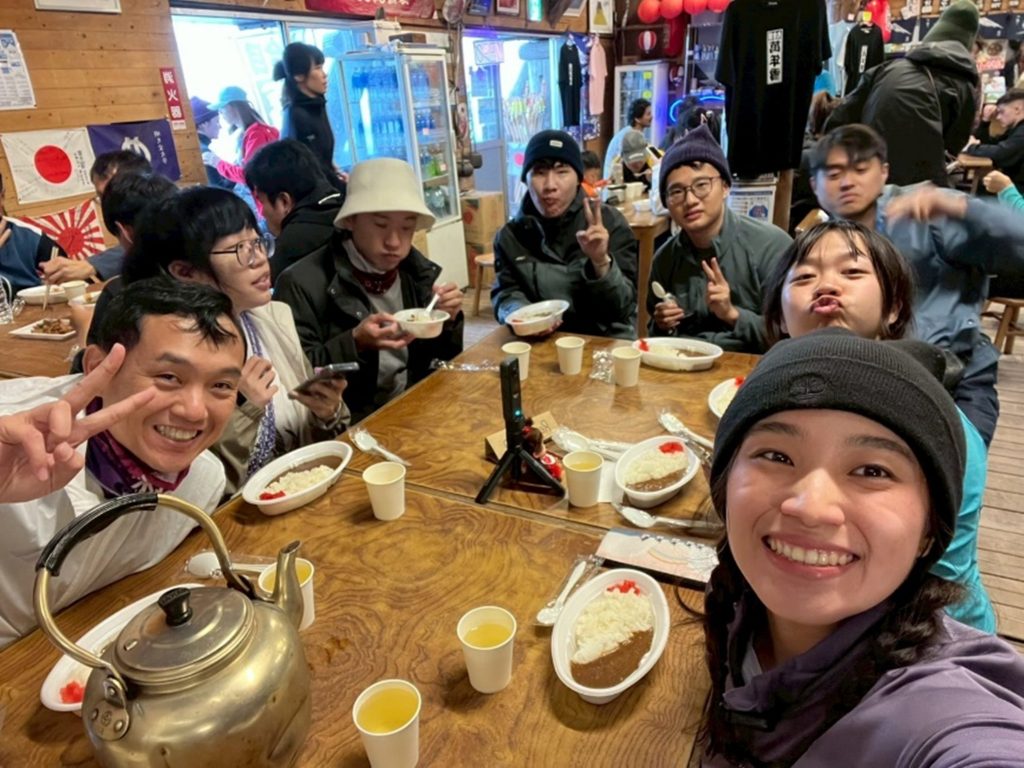 九合目萬年雪山莊,大家圍坐享用晚餐,稍作休整,為即將到來的登頂蓄積能量