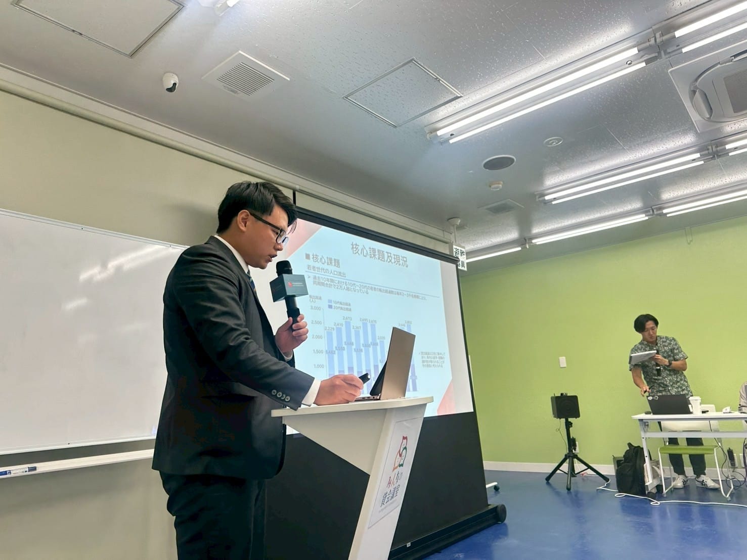 學員上台以圖表與數據呈現提案成果