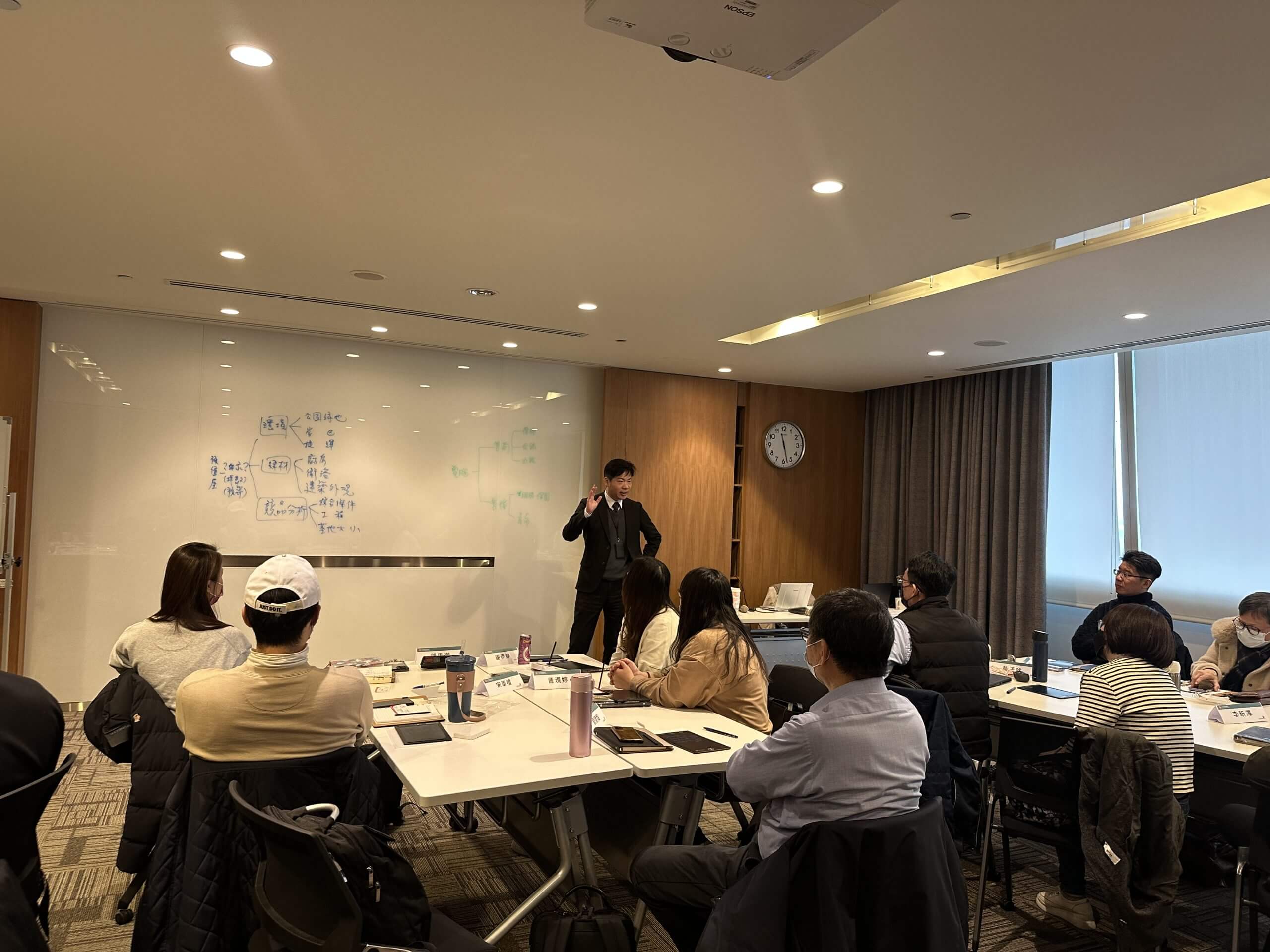 實體課程現場：分組討論與商業簡報演練