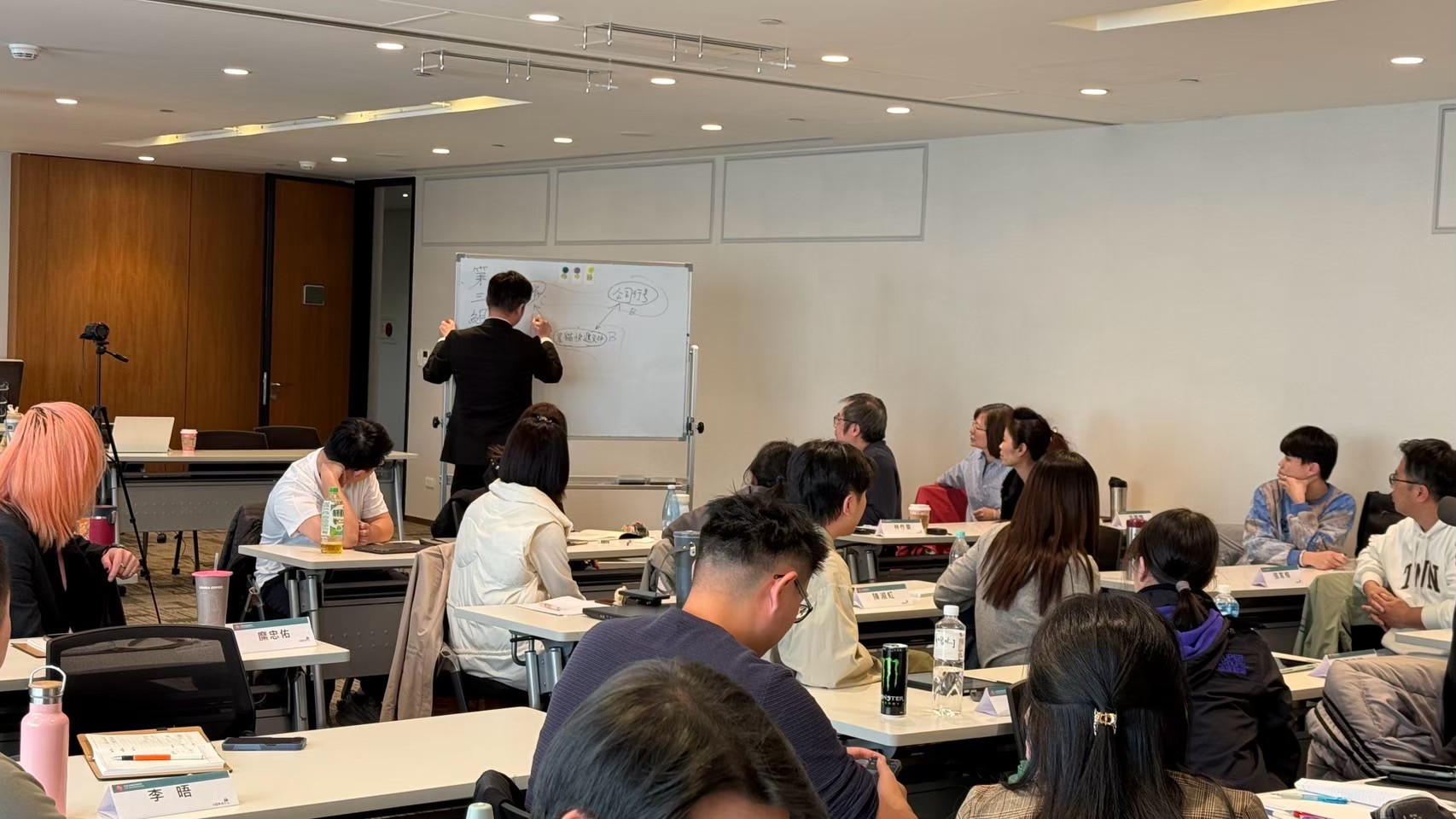 課堂討論與回饋場景