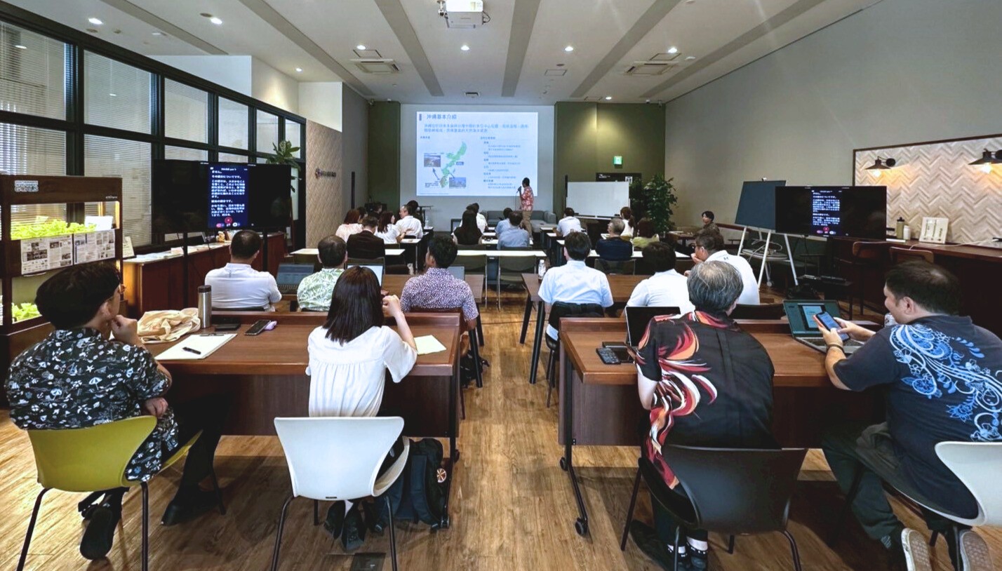 學員們拜訪沖繩銀行，了解地方銀行如何支撐整個 沖繩 經濟體，從觀光、企業貸款到 ESG 實踐。（圖/中金院提供）