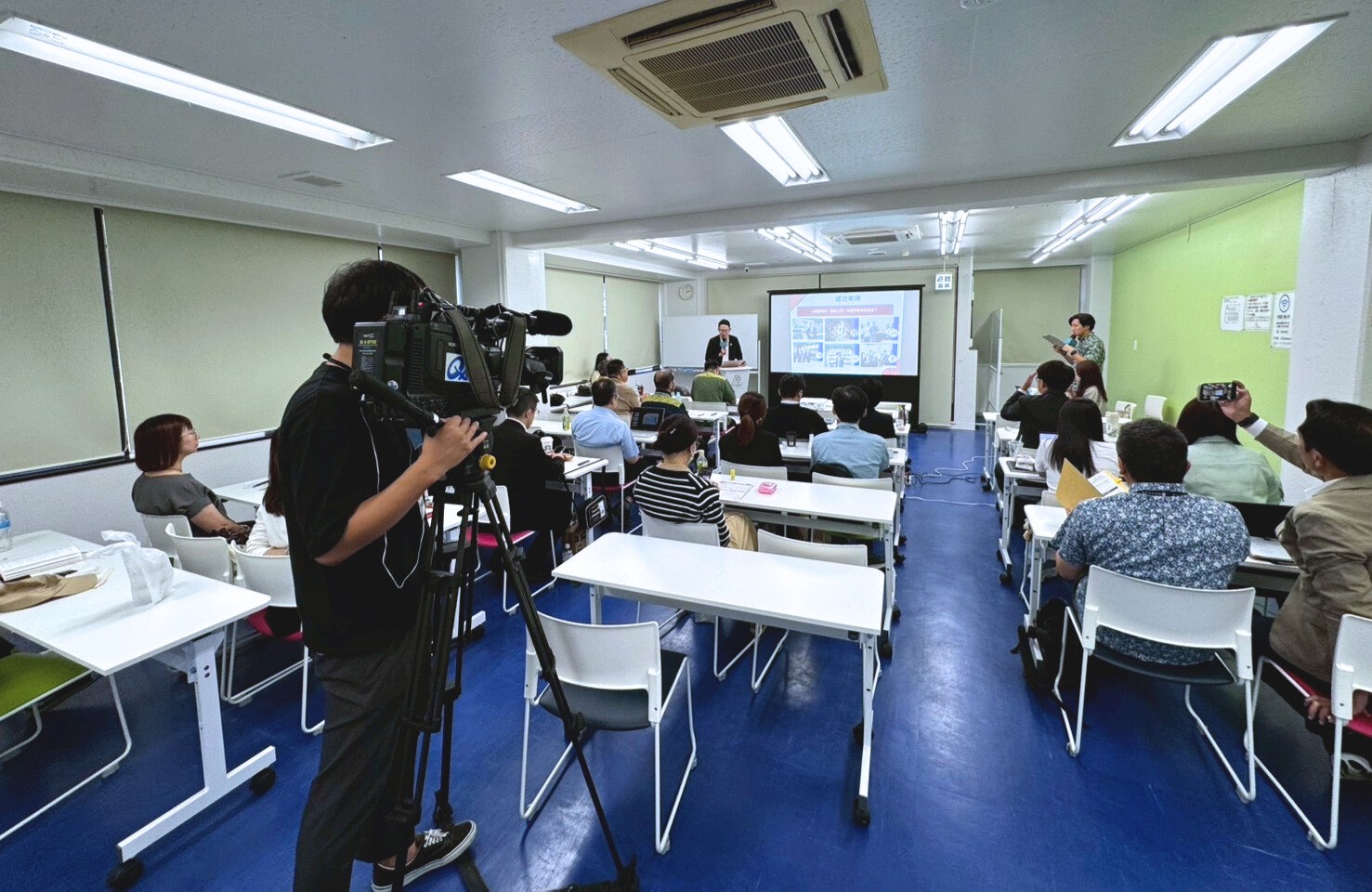 研習成果發表會上各組成員針對 豐見城 市政府的地方創生策略以及「 GW2050 計畫」，分別進行創新提案。圖為第三組學員提案「豐見城瀨長島-人潮逆轉術」的發表情形。（圖/中金院提供）