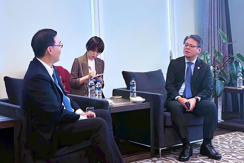 琉球銀行總裁島袋健（右）與中金院校長施光訓（左）進行意見交流，討論亞洲金融市場的人才需求及合作方向。（圖／中金院提供）