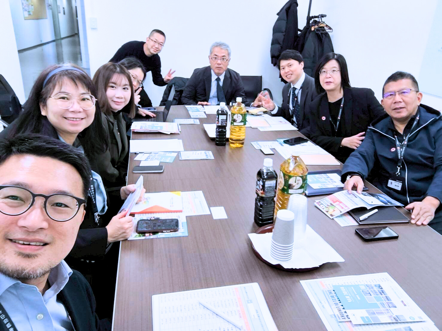 實戰班學生與企業代表合影留念
