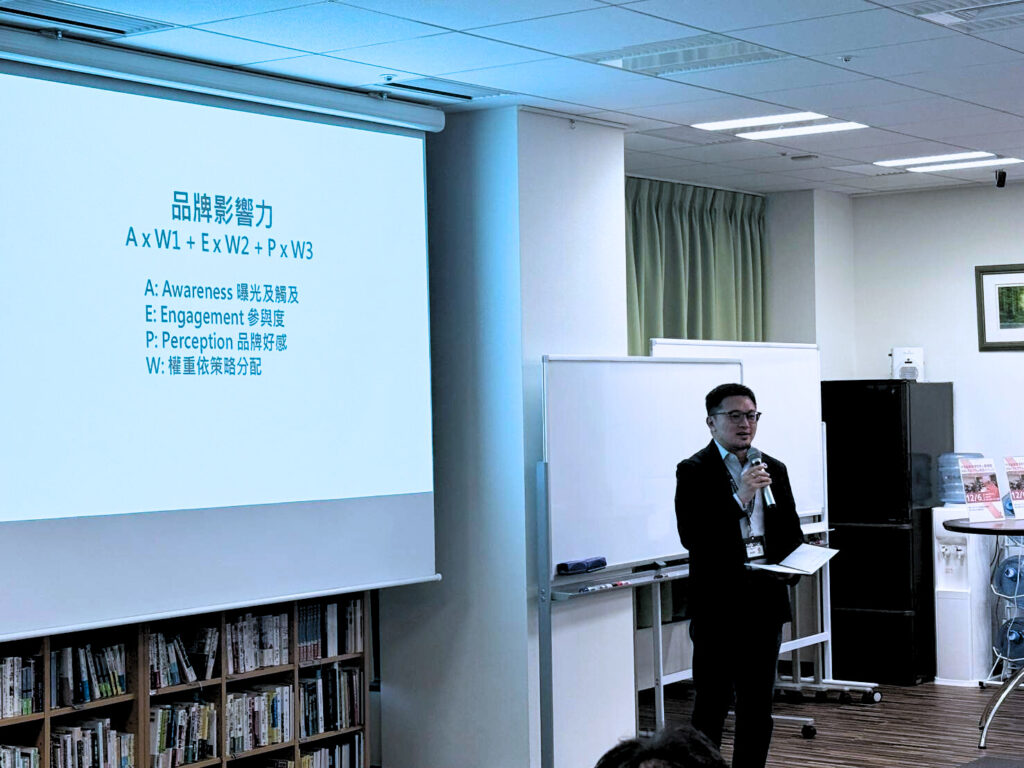 第一組在短時間內完成大量資訊彙整，於報告中展現跨視野與策略性思維。