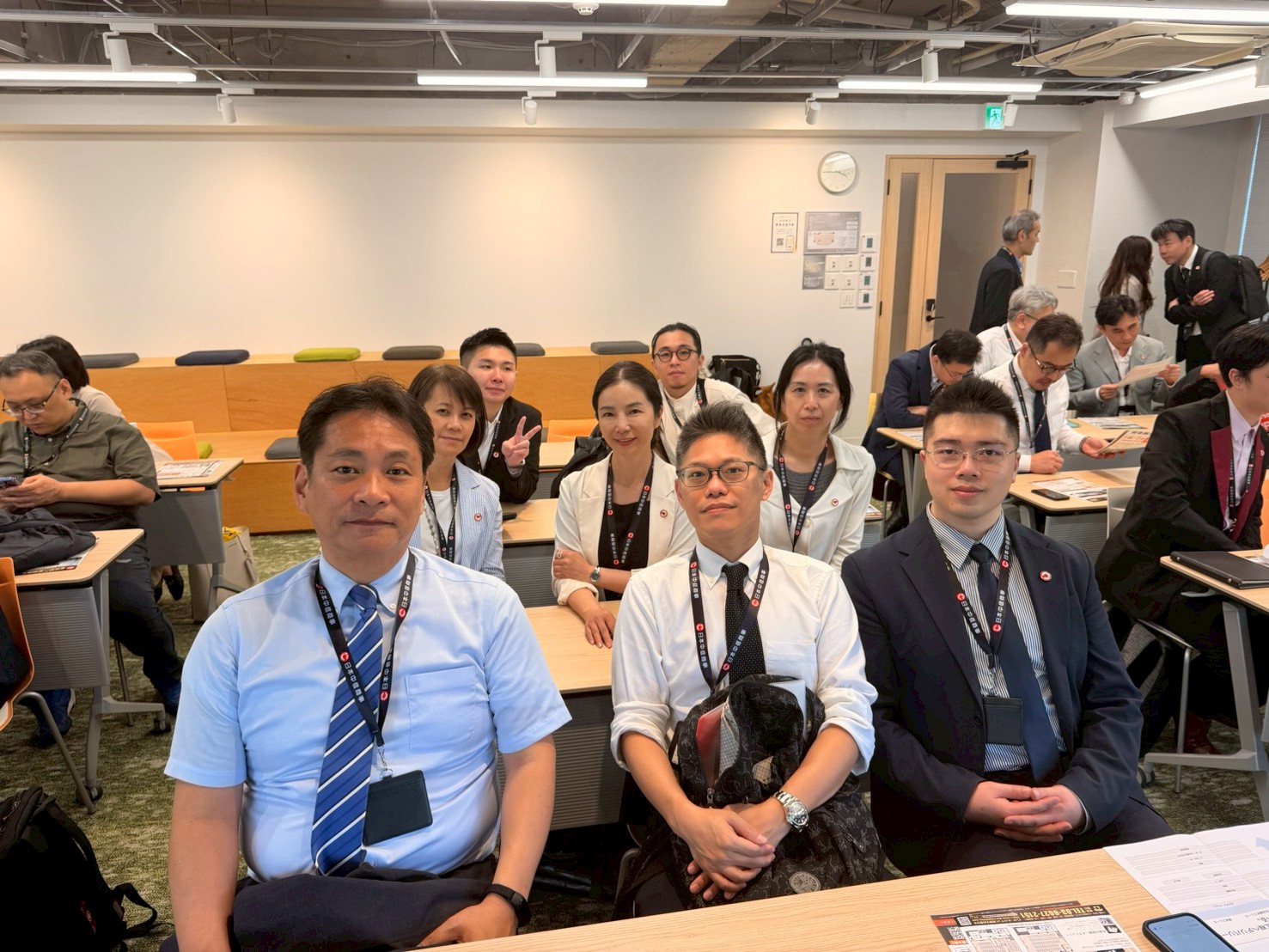 (圖說：第三組以「APC × 高端會員生活平台」提出創新構想，獲企業會長肯定其觀點新穎，並能為企業未來決策帶來啟發。)