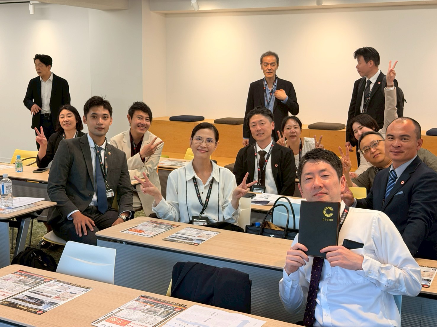 (圖說：第二組提出「商業・居住空間平台策略」，以精準分析獲得高度肯定，企業會長也表示，這是一個讓人安心交付市場調查的團隊。)