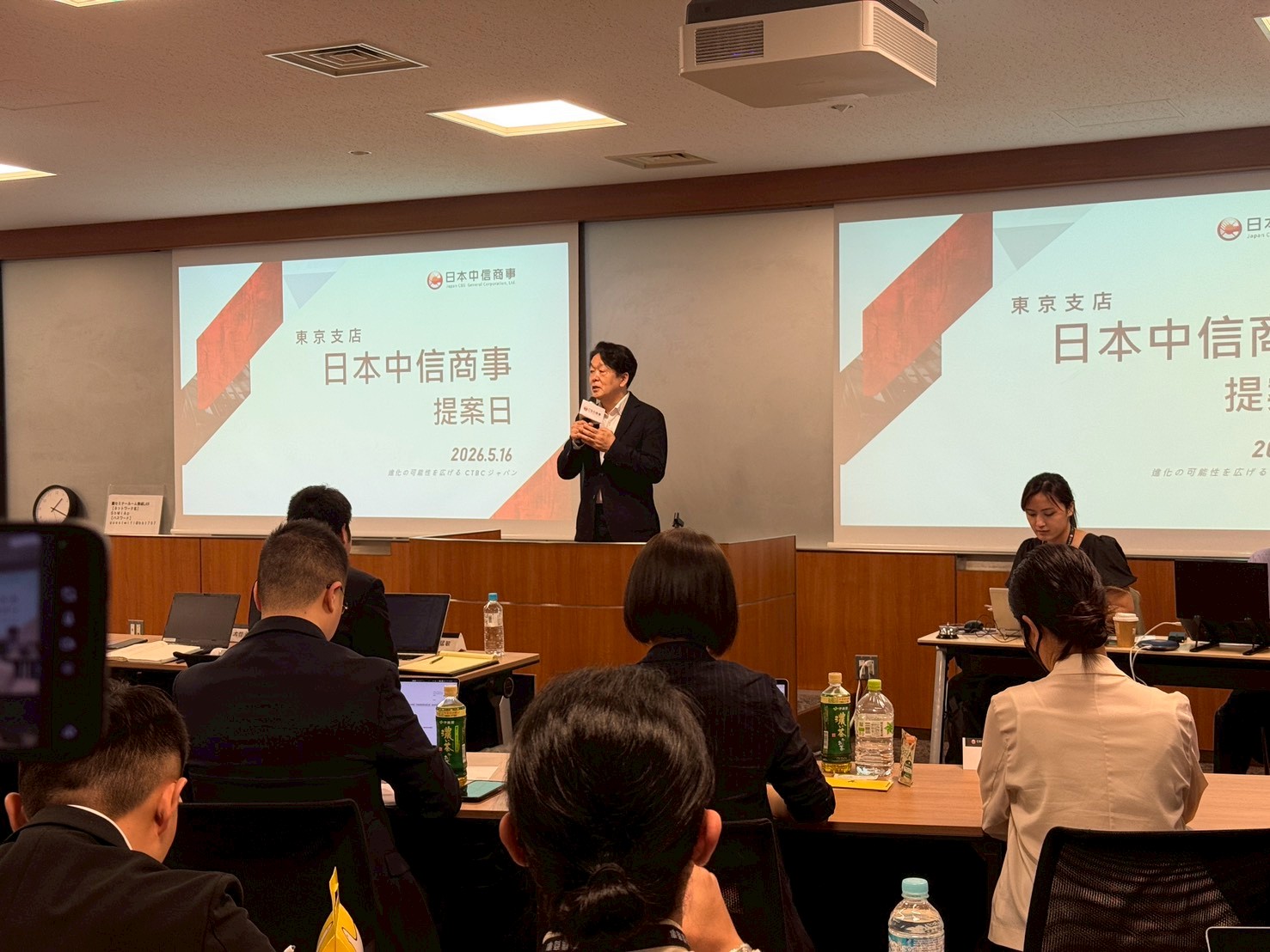 (圖說：企業會長仔細聆聽各組提案，並後續逐一回應，給予學員肯定與實務建議。)