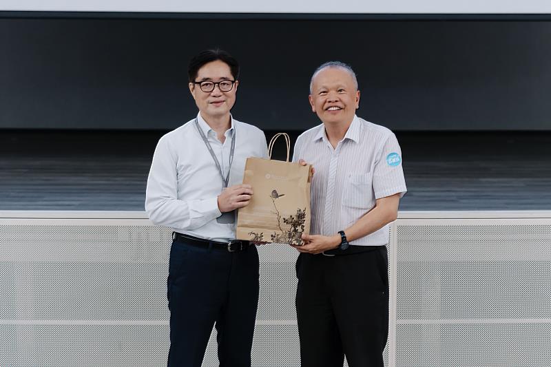 鼎新數智劉祐男總經理（左）與公務人力發展學院陳明忠院長於臺中鼎新數智「5G AIoT體驗基地」進行深度的AI產、官界業應用交流。（圖／中金院提供）