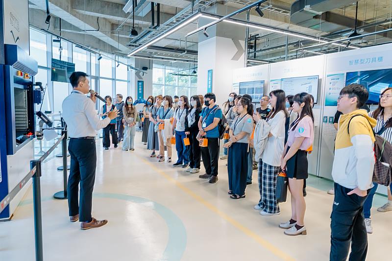 來自全臺灣各地的學員，透過「智慧治理：AI×數位應用進化營」一同在企業現場了解AI在產業的實務與實戰應用。（圖／中金院提供）