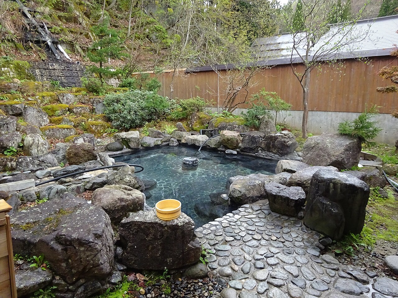 日本山形縣白布溫泉東屋旅館的露天浴池實景
