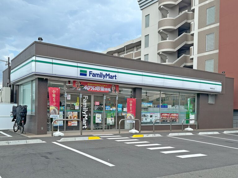 日本奈良全家便利商店實際門市外觀，招牌清楚顯示 FamilyMart 品牌標誌